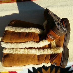AUTHENTIC UGG 7 & 7.5 sz